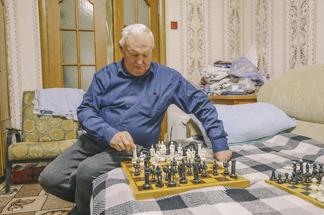 Volodymyr Horobtsov playing chess