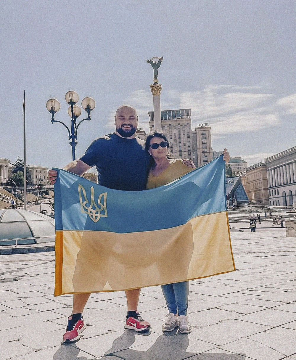 Людмила і Сергій Старкови у Києві з прапором України