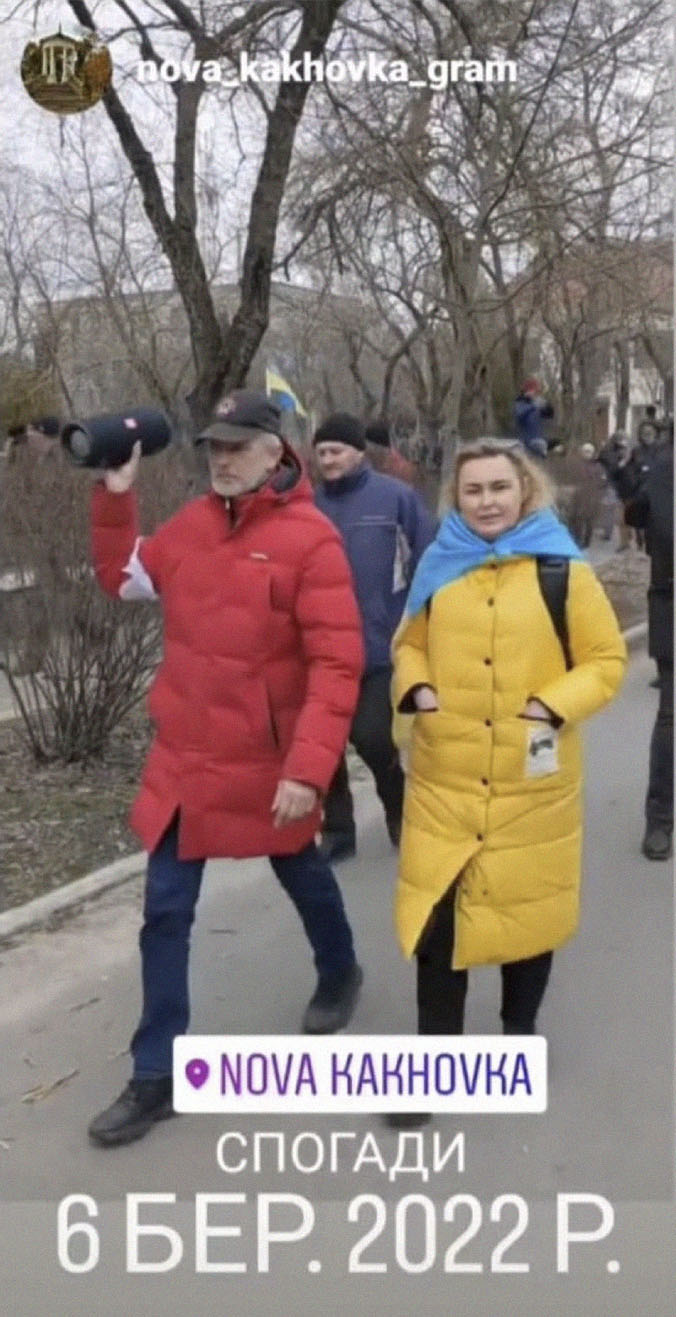 Олена та Сергій Цигіпа на мітингу в Новій Каховці, березень 2022 року